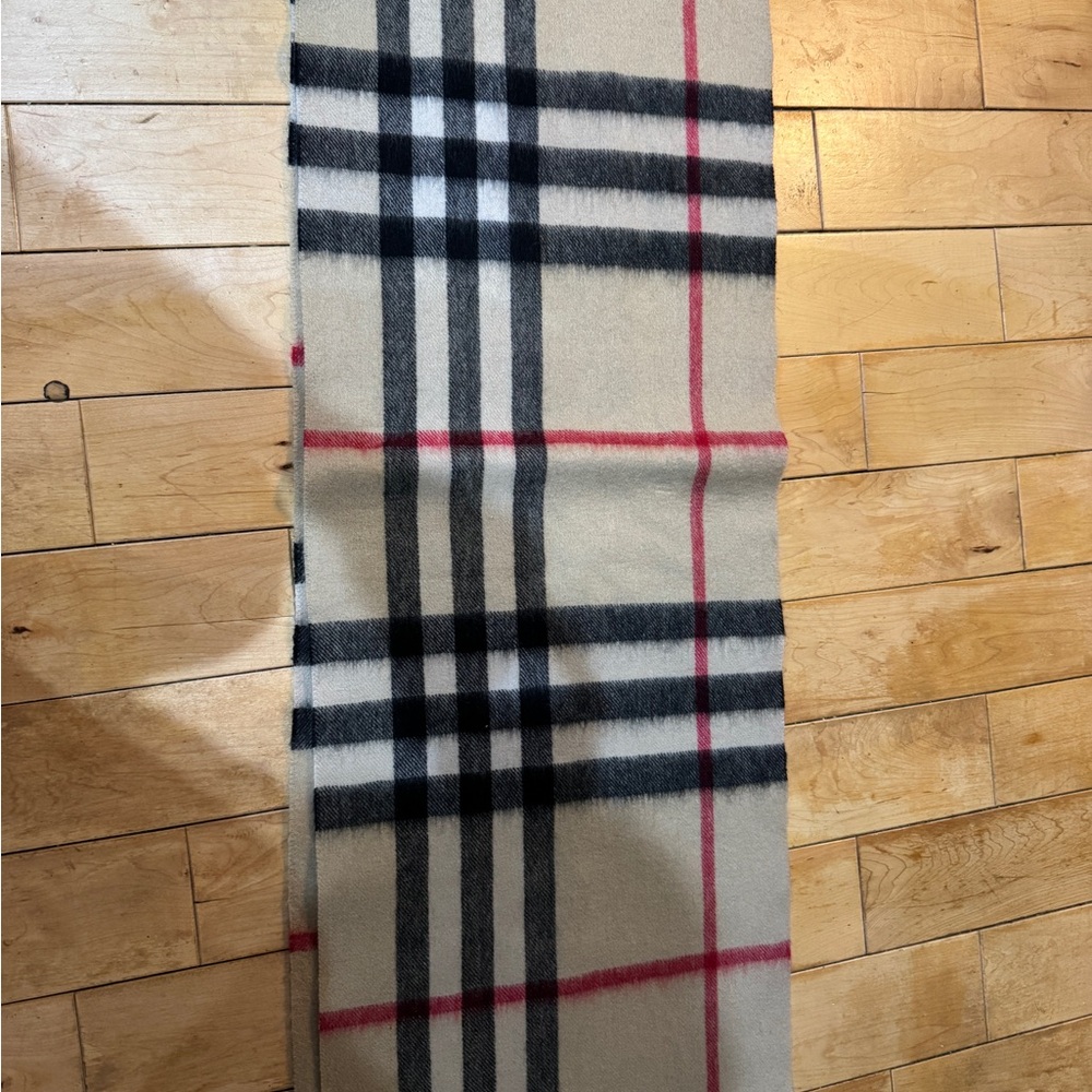 Burberry The Classic Giant Check Cashmere Scarf Archive Beige - Picture 7 of 8
